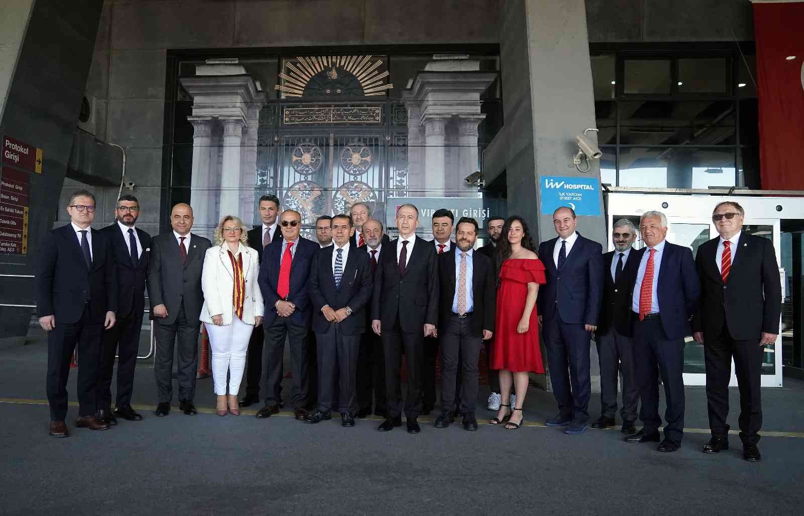 Galatasaray Başkan Adayı Dursun Özbek, listesini divan başkanlığına teslim etti. 12 Haziran’ı sabırsızlıkla beklediklerini söyleyen Özbek ...