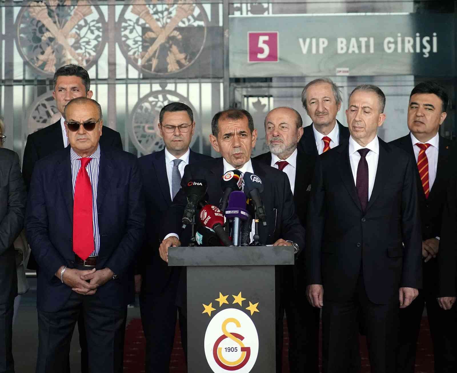 Galatasaray Başkan Adayı Dursun Özbek, listesini divan başkanlığına teslim etti. 12 Haziran’ı sabırsızlıkla beklediklerini söyleyen Özbek ...