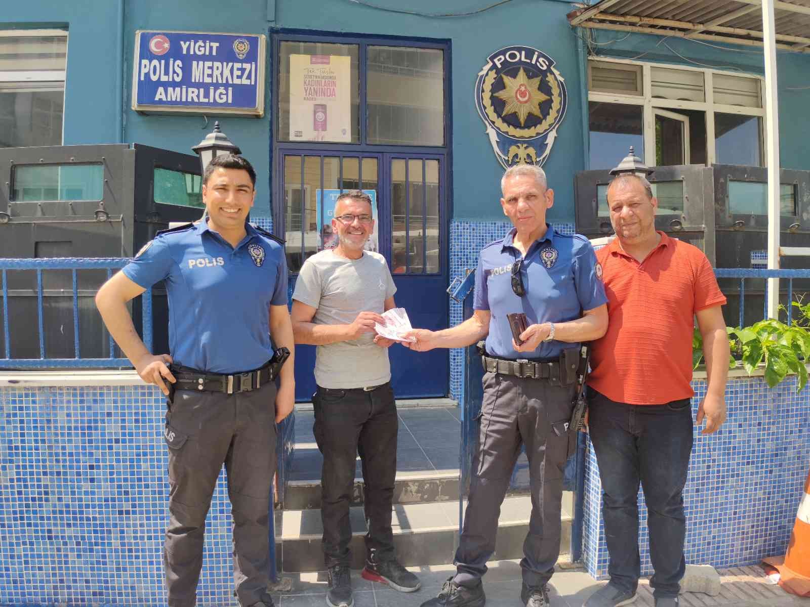 Tekirdağ’ın Malkara ilçesinde bir vatandaş, yolda bulduğu ve içinde 6 bin lira para bulunan cüzdanı polis merkezine teslim etti. Edinilen bilgiye ...