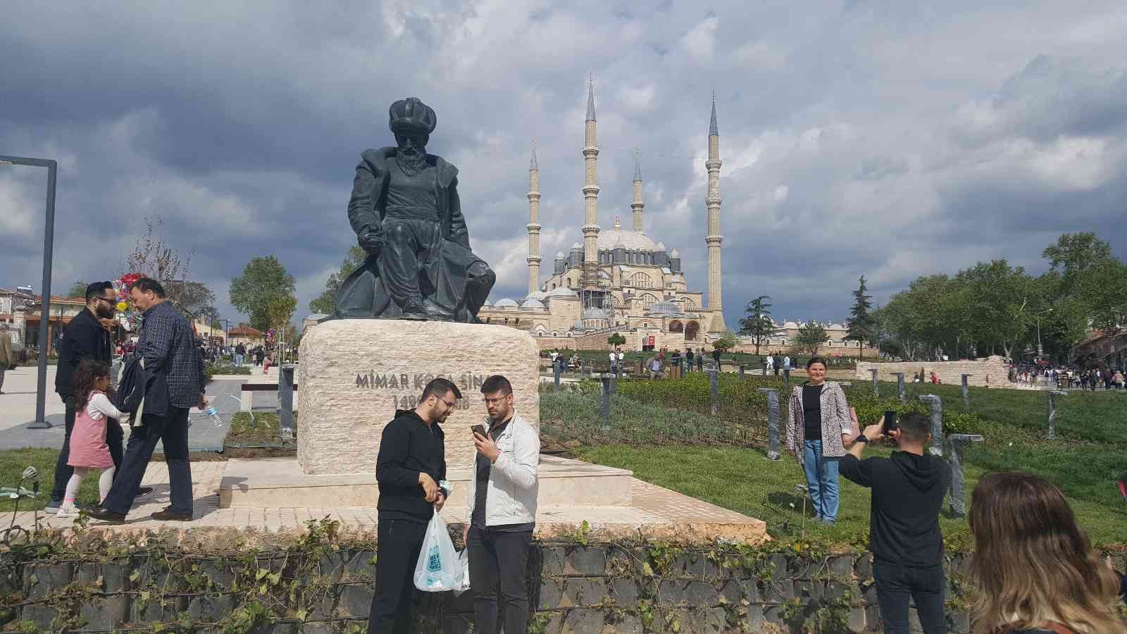 Edirne’de her yıl 5-6 Mayıs tarihlerinde düzenlenen ve bu yıl 100 bin ziyaretçinin katılması beklenen Kakava Hıdırellez Şenlikleri öncesi Edirne ...