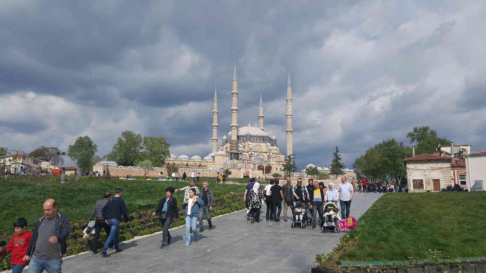 Edirne’de her yıl 5-6 Mayıs tarihlerinde düzenlenen ve bu yıl 100 bin ziyaretçinin katılması beklenen Kakava Hıdırellez Şenlikleri öncesi Edirne ...