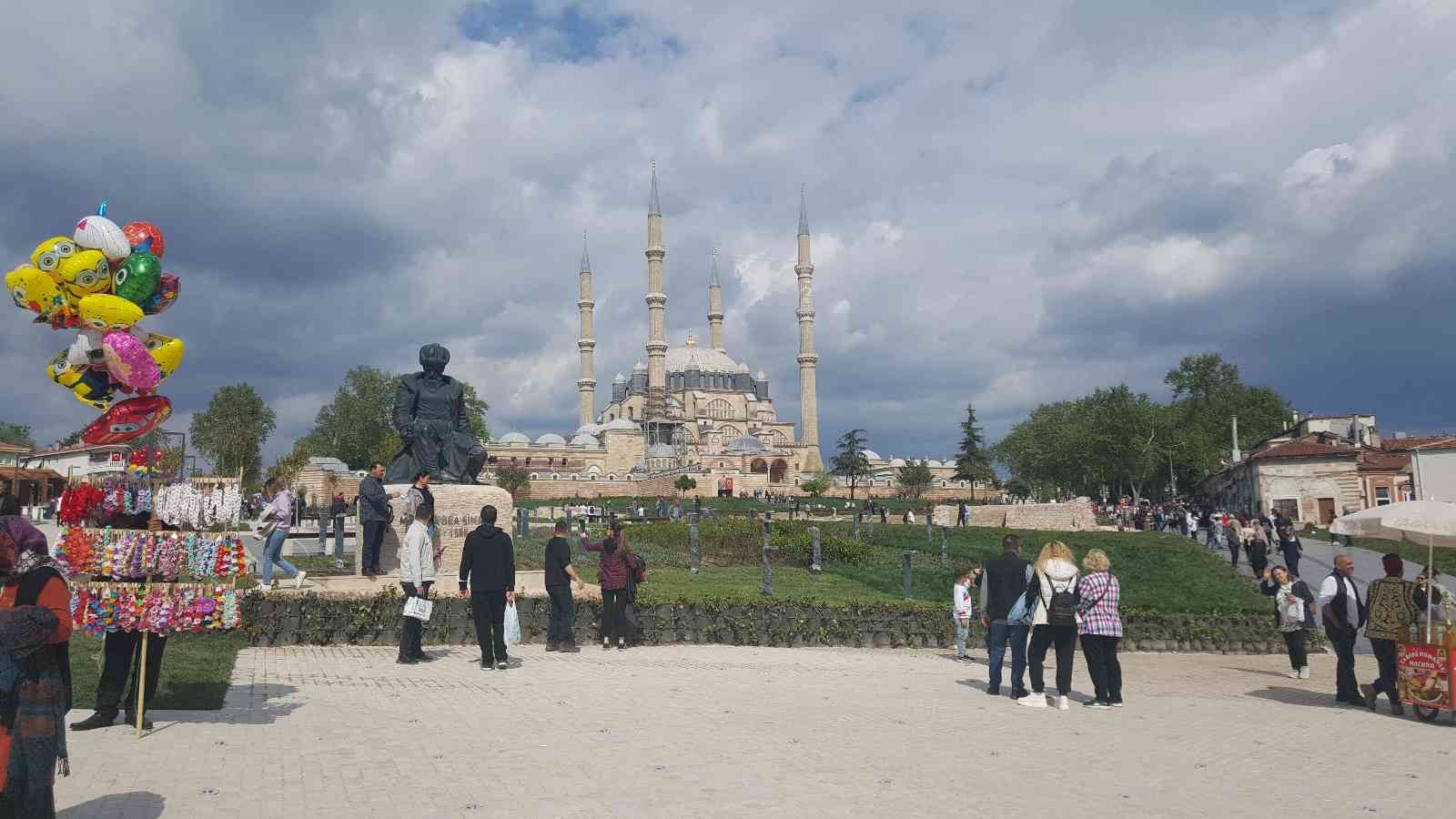 Edirne’de her yıl 5-6 Mayıs tarihlerinde düzenlenen ve bu yıl 100 bin ziyaretçinin katılması beklenen Kakava Hıdırellez Şenlikleri öncesi Edirne ...