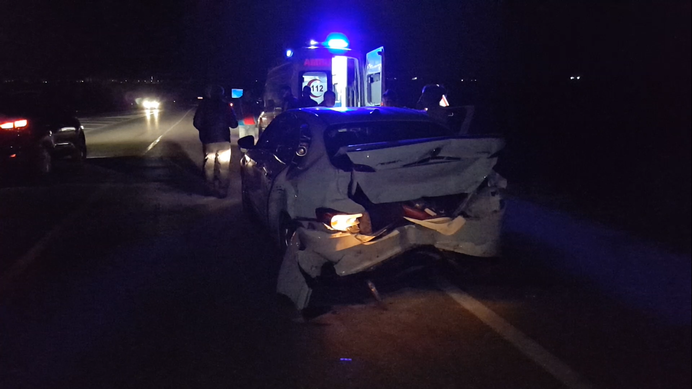 Edirne’de aşırı alkolü sürücünün bayram dönüşüne geçen ailenin otomobiline çarpması sonucu 3 kişi yaralandı. Edinilen bilgiye göre kaza, Edirne ...