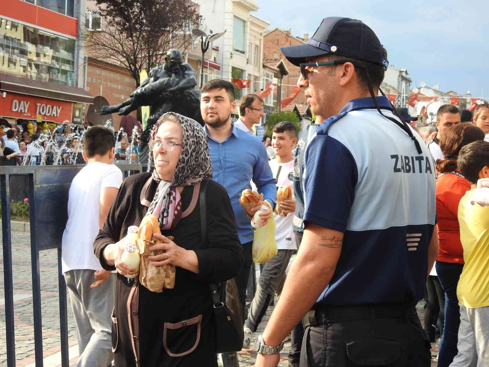 Edirne’de düzenlenen festivalde bedava dağıtılan ekmek arası tava ciğerden alabilmek için sıcak havaya rağmen sıraya giren vatandaşlar izdiham ...