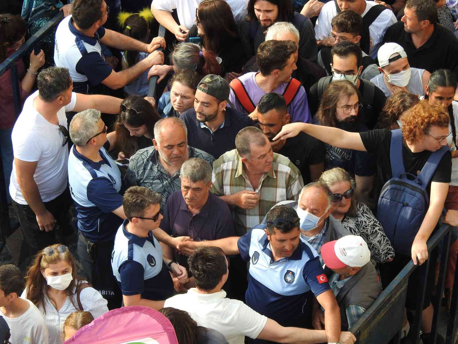 Edirne’de düzenlenen festivalde bedava dağıtılan ekmek arası tava ciğerden alabilmek için sıcak havaya rağmen sıraya giren vatandaşlar izdiham ...