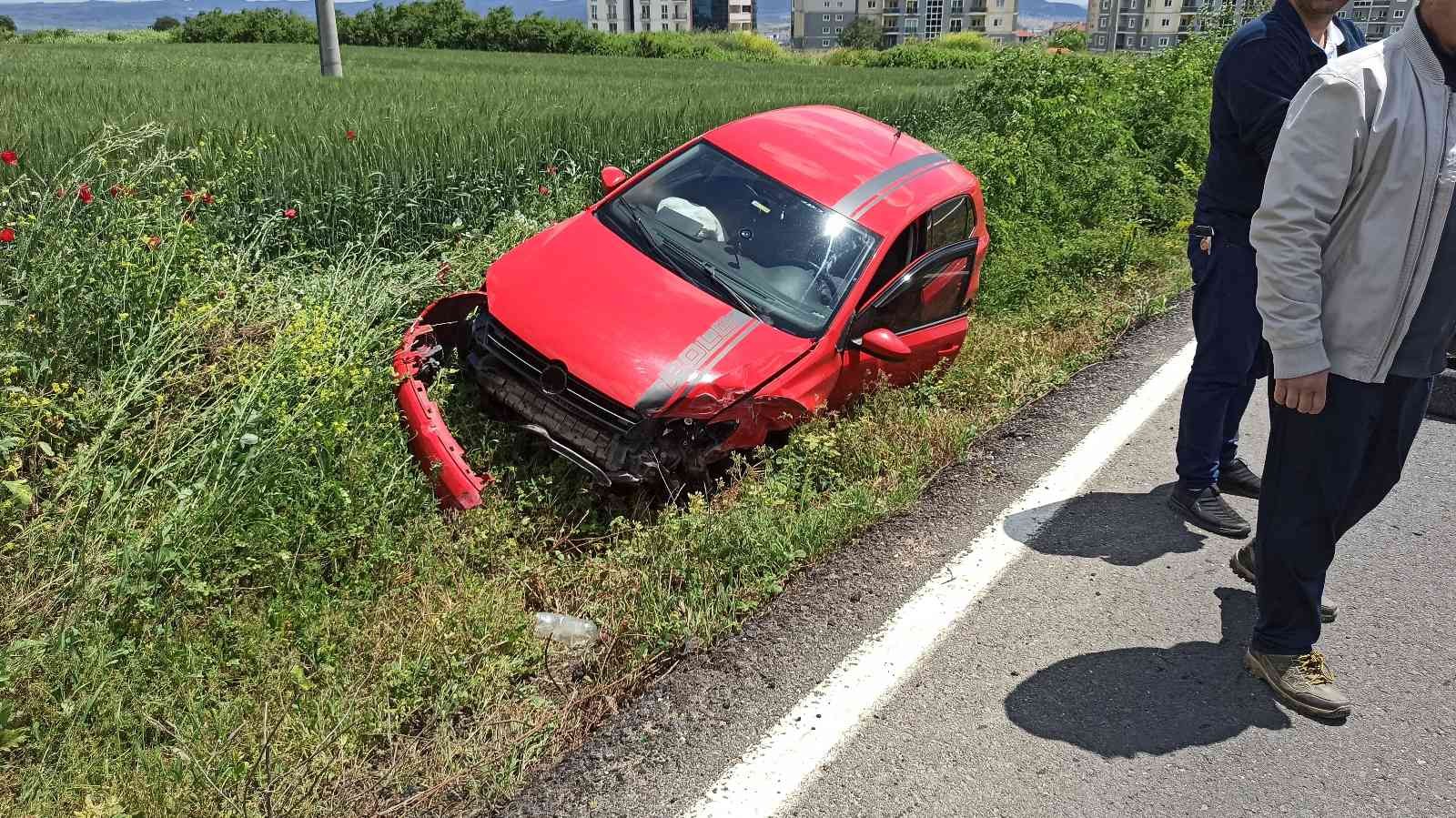 Edirne’nin Keşan ilçesinde otomobil ve minibüs çarpıştı. İçinde yolcuların olduğu minibüs takla atarak yola devrildi. Kaza, Keşan ile Beyendik ...