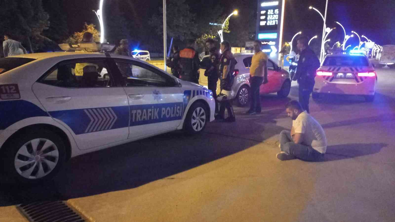 Edirne’de polisin dur ihtarına uymayan sürücü ve polis arasında yaşanan kovalamaca film sahnelerini aratmadı. Edinilen bilgiye göre, olay, Edirne ...