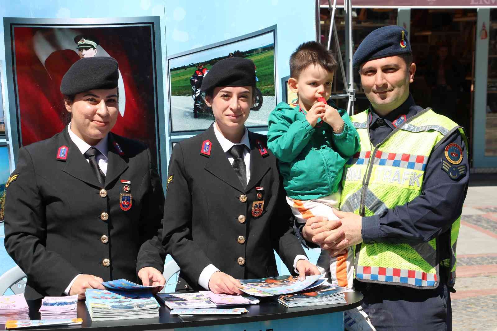 Edirne’de "Karayolu Trafik Haftası" etkinlikleri çerçevesinde vatandaşları bilgilendirmek amacıyla stantlar kuruldu. Kentin en işlek ...