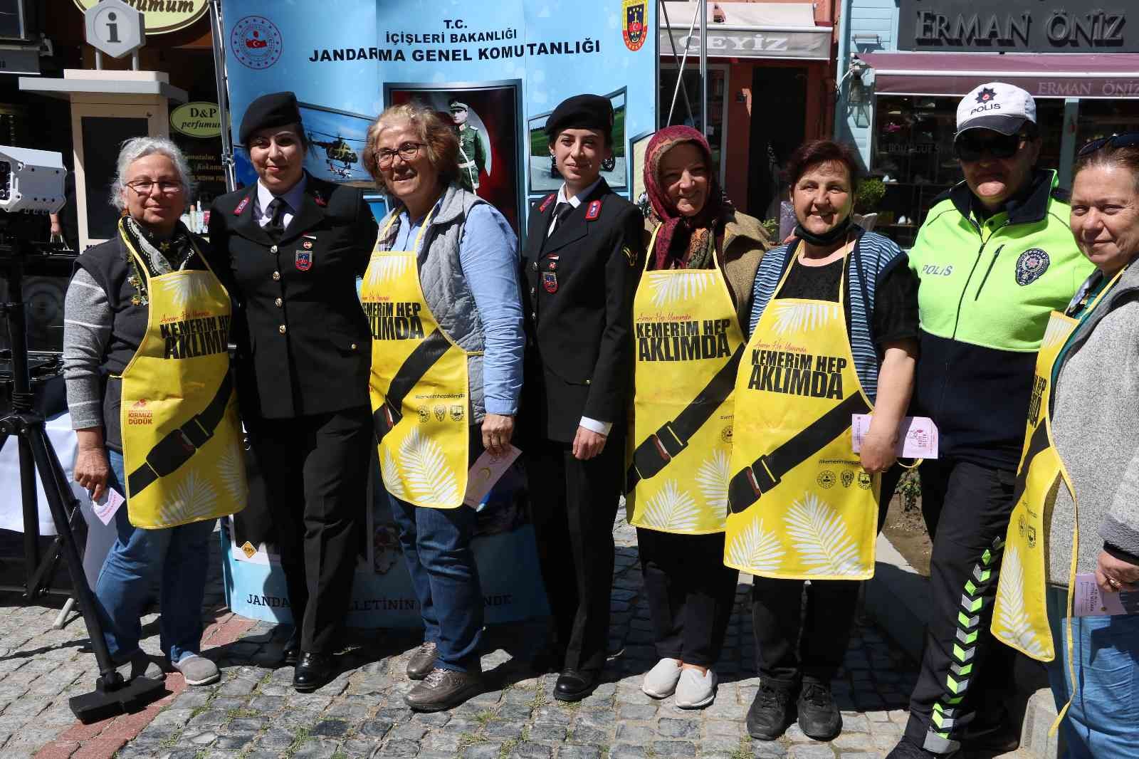 Edirne’de "Karayolu Trafik Haftası" etkinlikleri çerçevesinde vatandaşları bilgilendirmek amacıyla stantlar kuruldu. Kentin en işlek ...