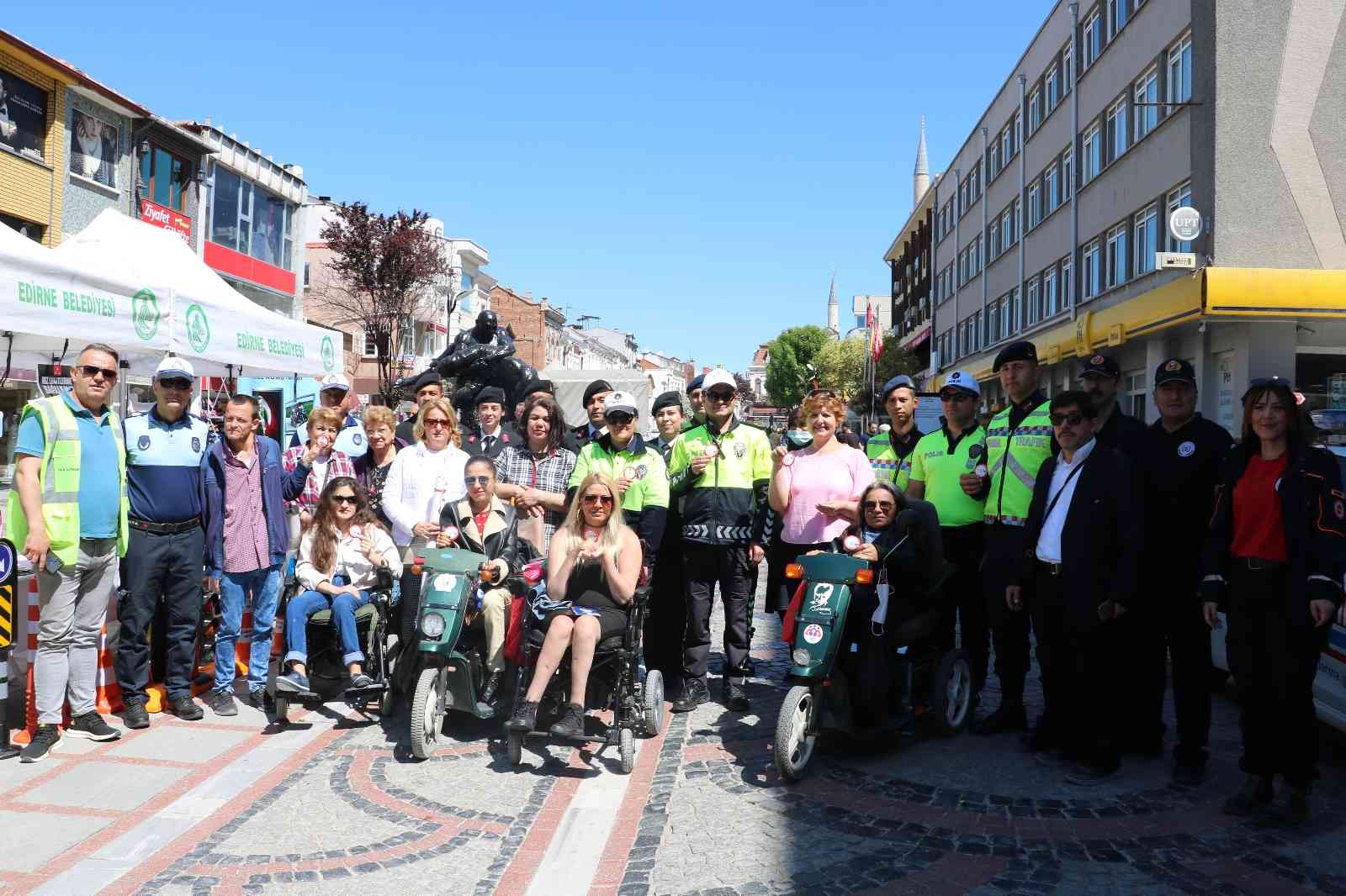 Edirne’de "Karayolu Trafik Haftası" etkinlikleri çerçevesinde vatandaşları bilgilendirmek amacıyla stantlar kuruldu. Kentin en işlek ...