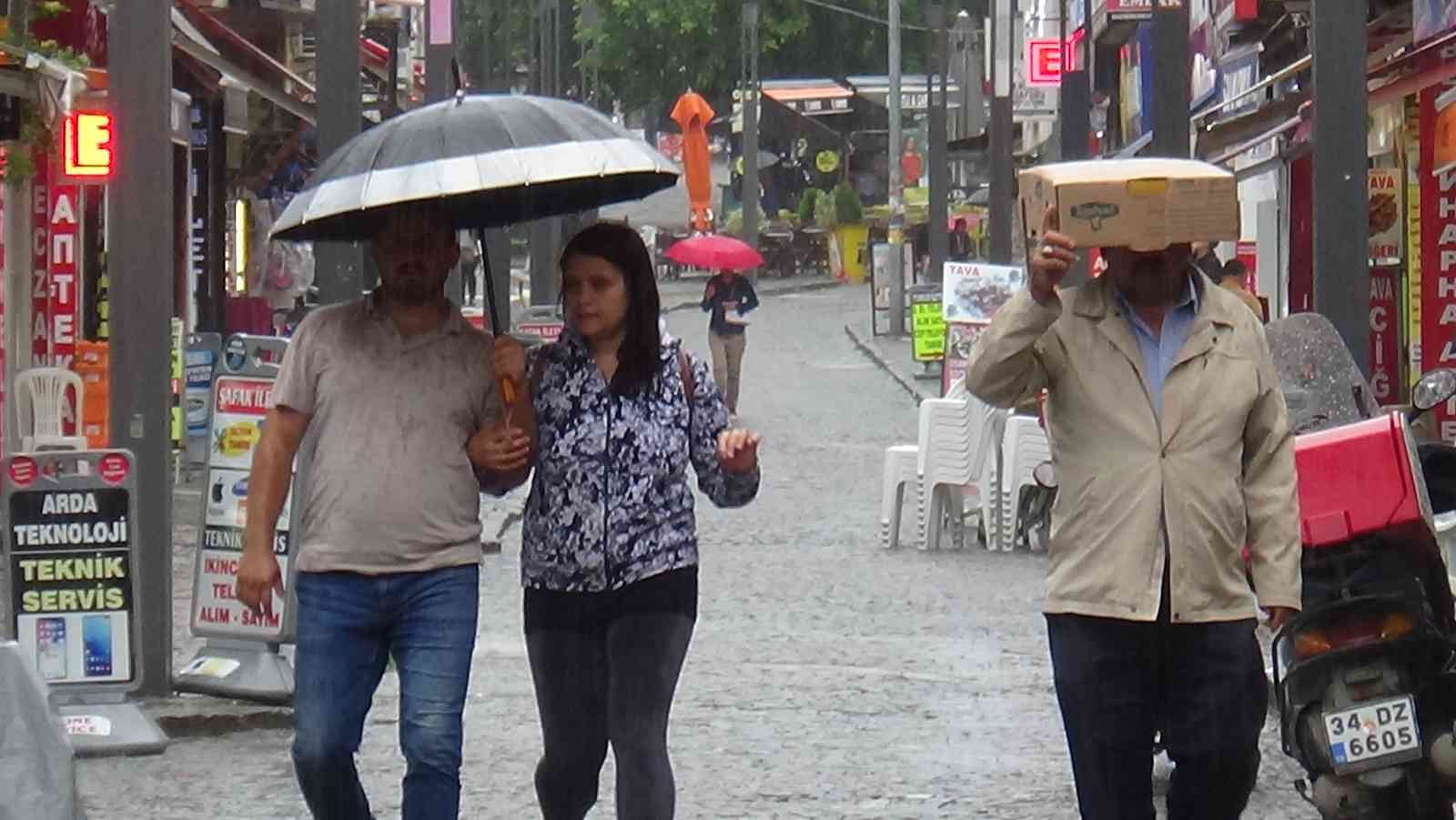 Meteoroloji Genel Müdürlüğü’nün günlerdir uyarılarda bulunduğu sağanak yağış Edirne’de etkili şekilde başladı. Yağmura hazırlıksız yakalanan bazı ...