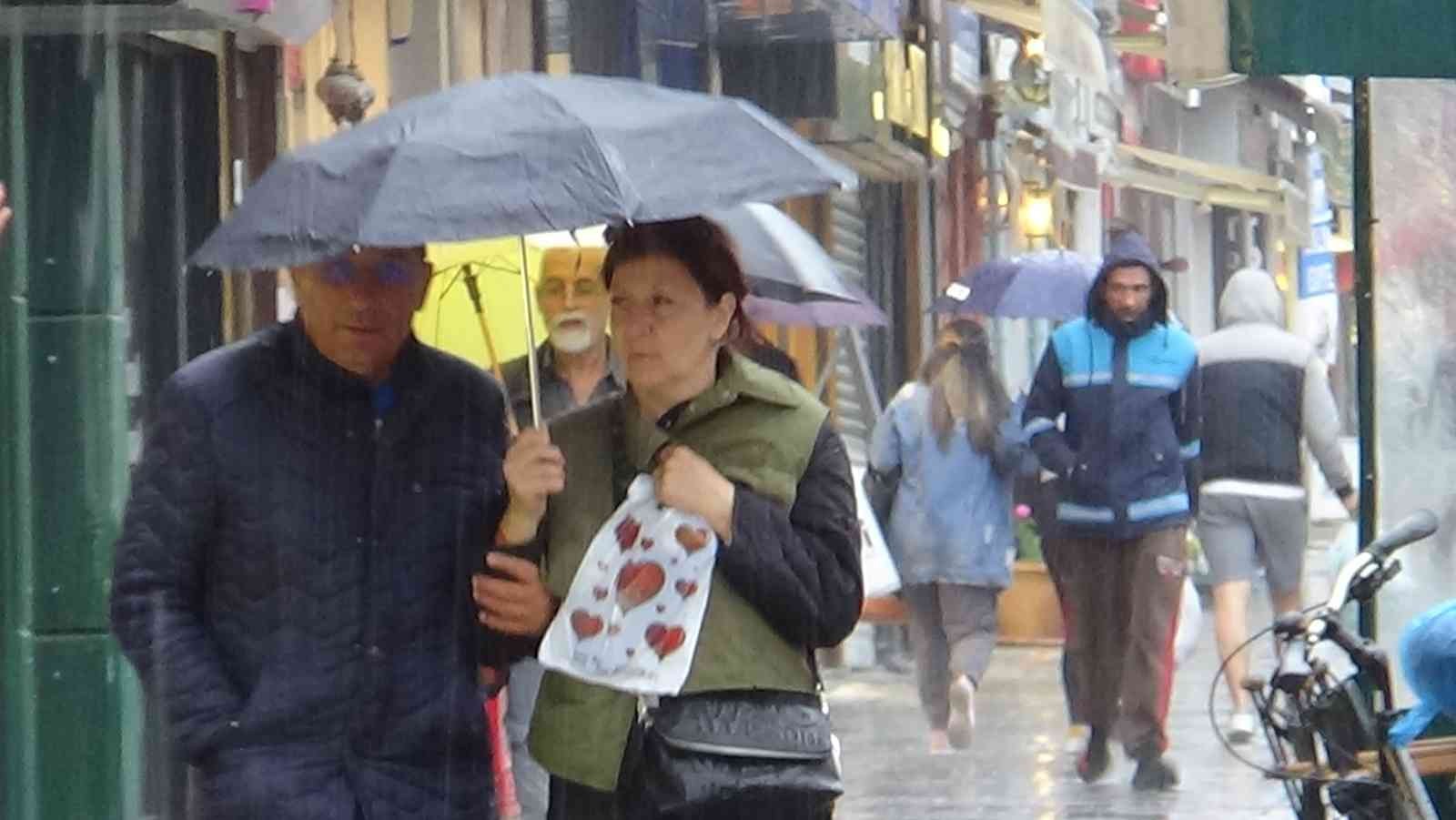 Meteoroloji Genel Müdürlüğü’nün günlerdir uyarılarda bulunduğu sağanak yağış Edirne’de etkili şekilde başladı. Yağmura hazırlıksız yakalanan bazı ...