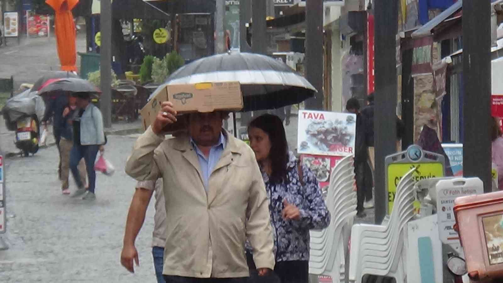 Meteoroloji Genel Müdürlüğü’nün günlerdir uyarılarda bulunduğu sağanak yağış Edirne’de etkili şekilde başladı. Yağmura hazırlıksız yakalanan bazı ...