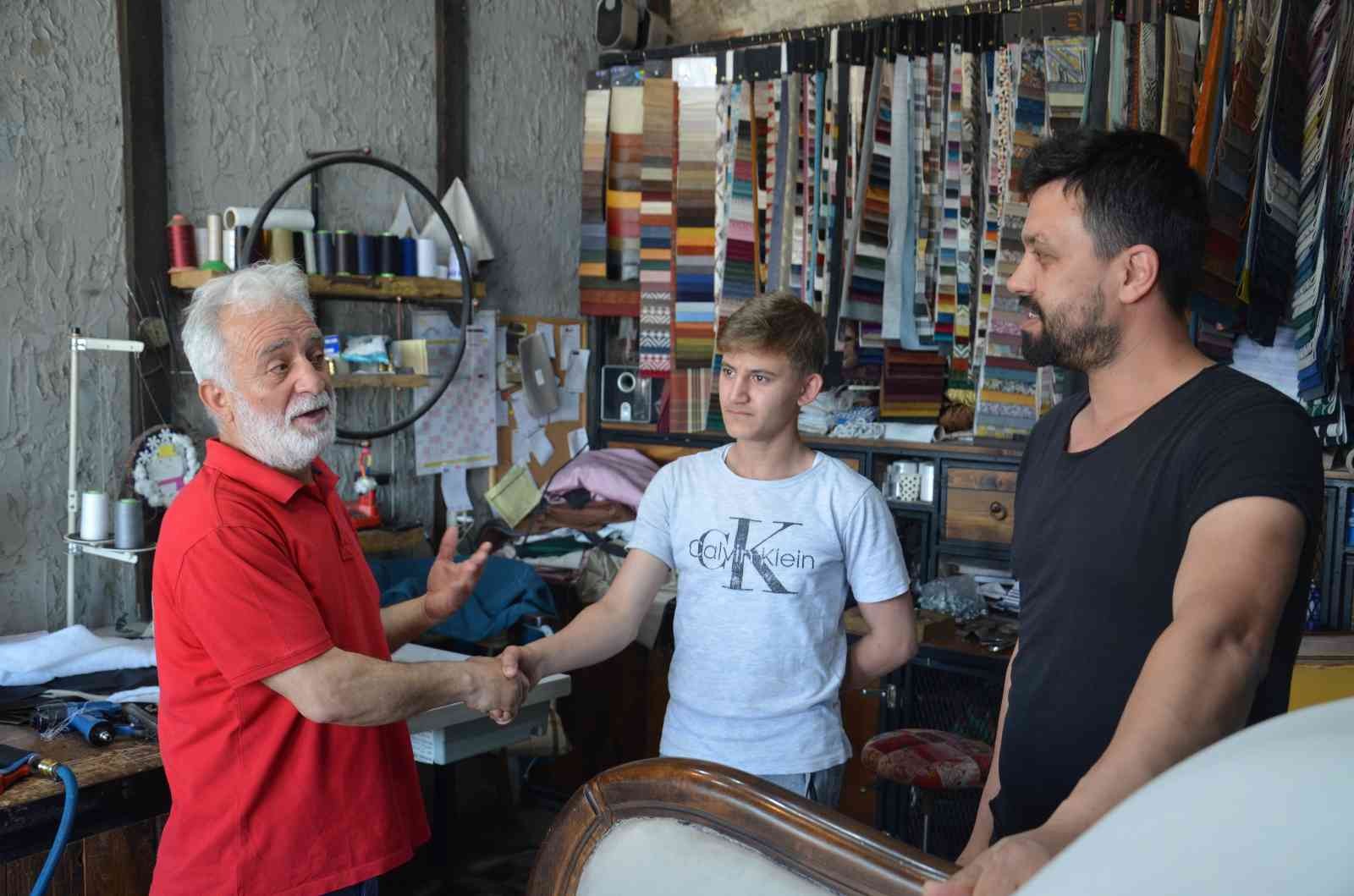 İstanbul’dan Edirne’ye tarihi ve turistik noktaları gezmek için gelen ve üstü açılır aracının cam tavanını açık unutan Yaşar Yılmaz Cebioğlu’nun ...