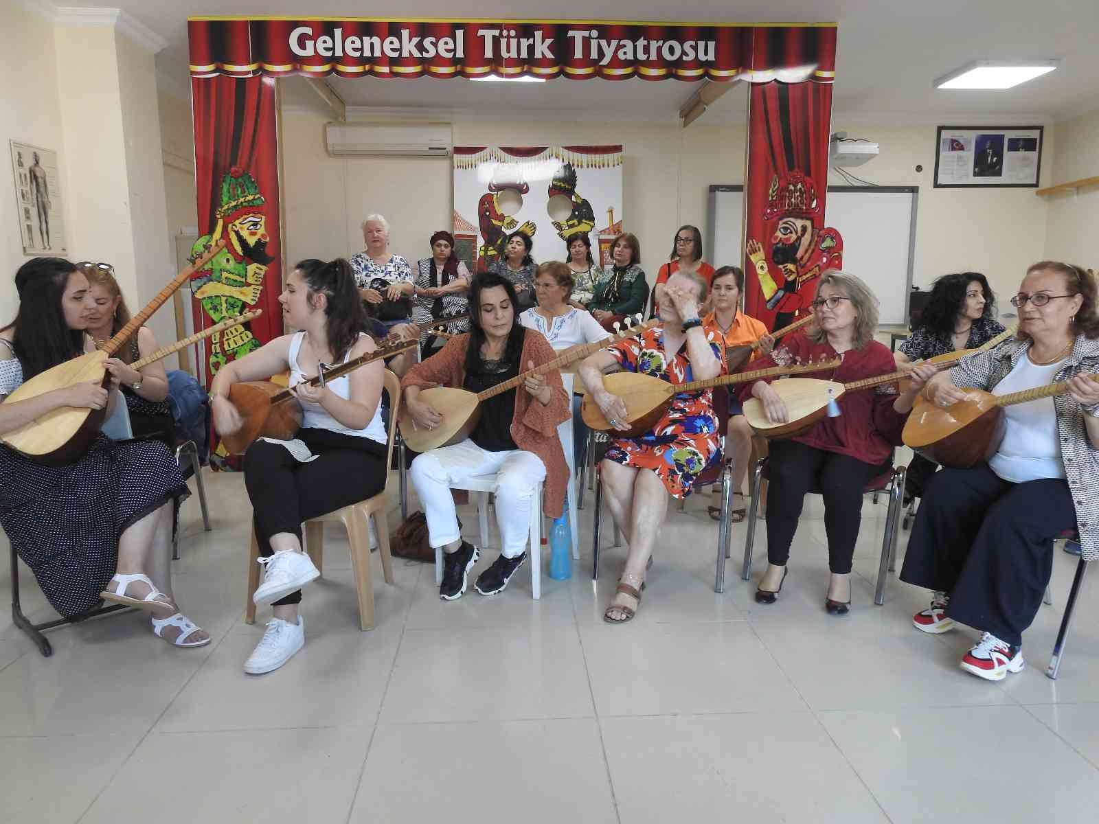 Edirne’de açılan bağlama kursu ile genciyle yaşlısıyla müziğin tutkusu kadınlar, burada hem sosyalleşme fırsatı buluyor hem de hayatlarına ...