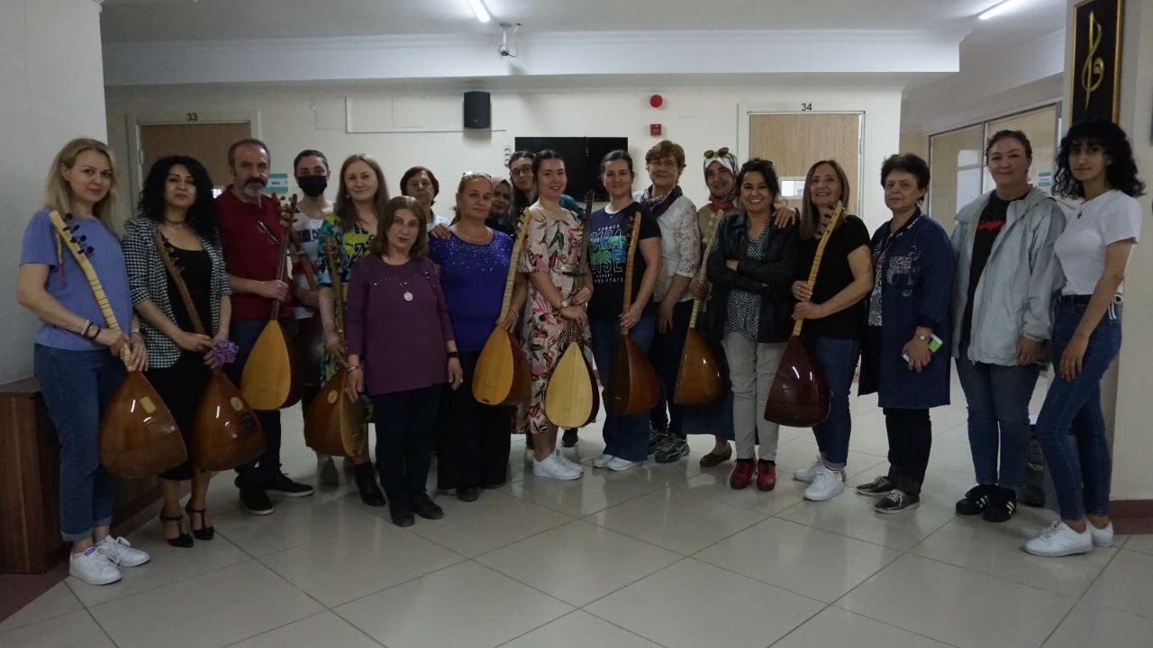 Edirne’de açılan bağlama kursu ile genciyle yaşlısıyla müziğin tutkusu kadınlar, burada hem sosyalleşme fırsatı buluyor hem de hayatlarına ...