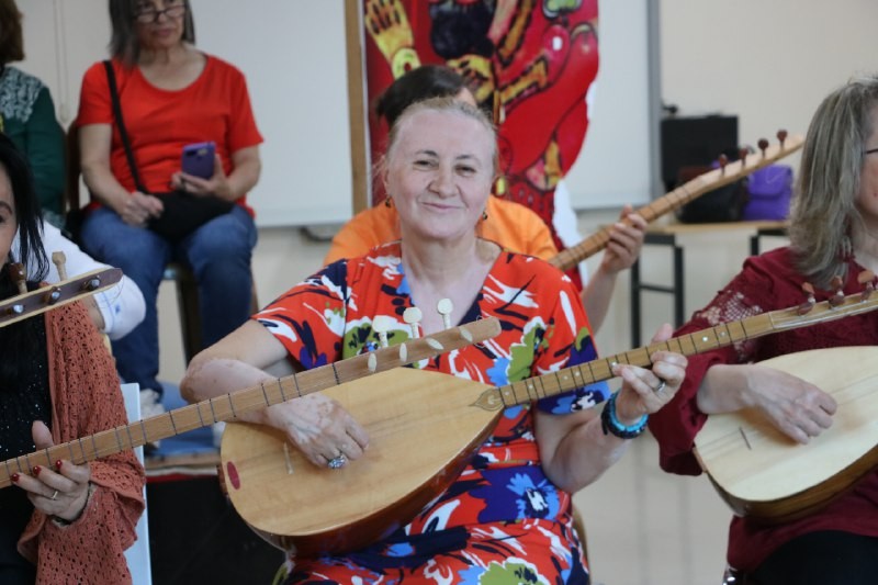 Edirne’de açılan bağlama kursu ile genciyle yaşlısıyla müziğin tutkusu kadınlar, burada hem sosyalleşme fırsatı buluyor hem de hayatlarına ...