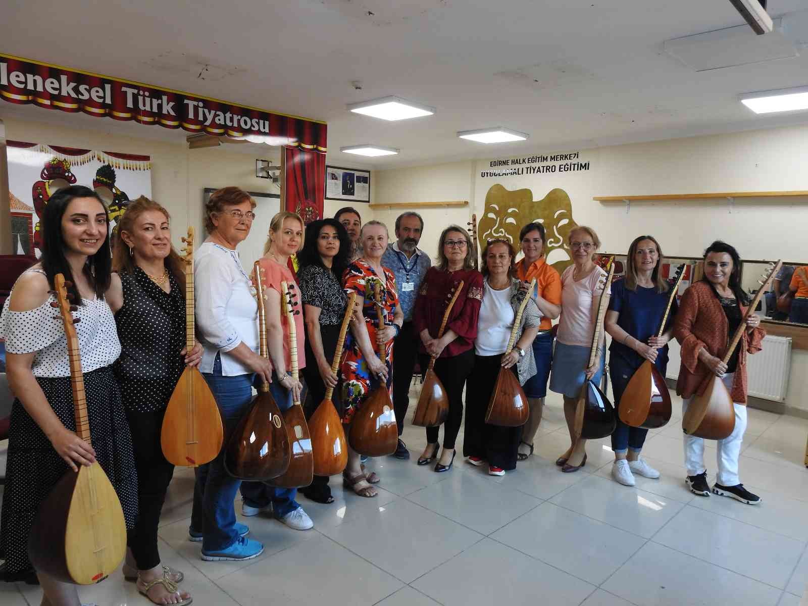 Edirne’de açılan bağlama kursu ile genciyle yaşlısıyla müziğin tutkusu kadınlar, burada hem sosyalleşme fırsatı buluyor hem de hayatlarına ...