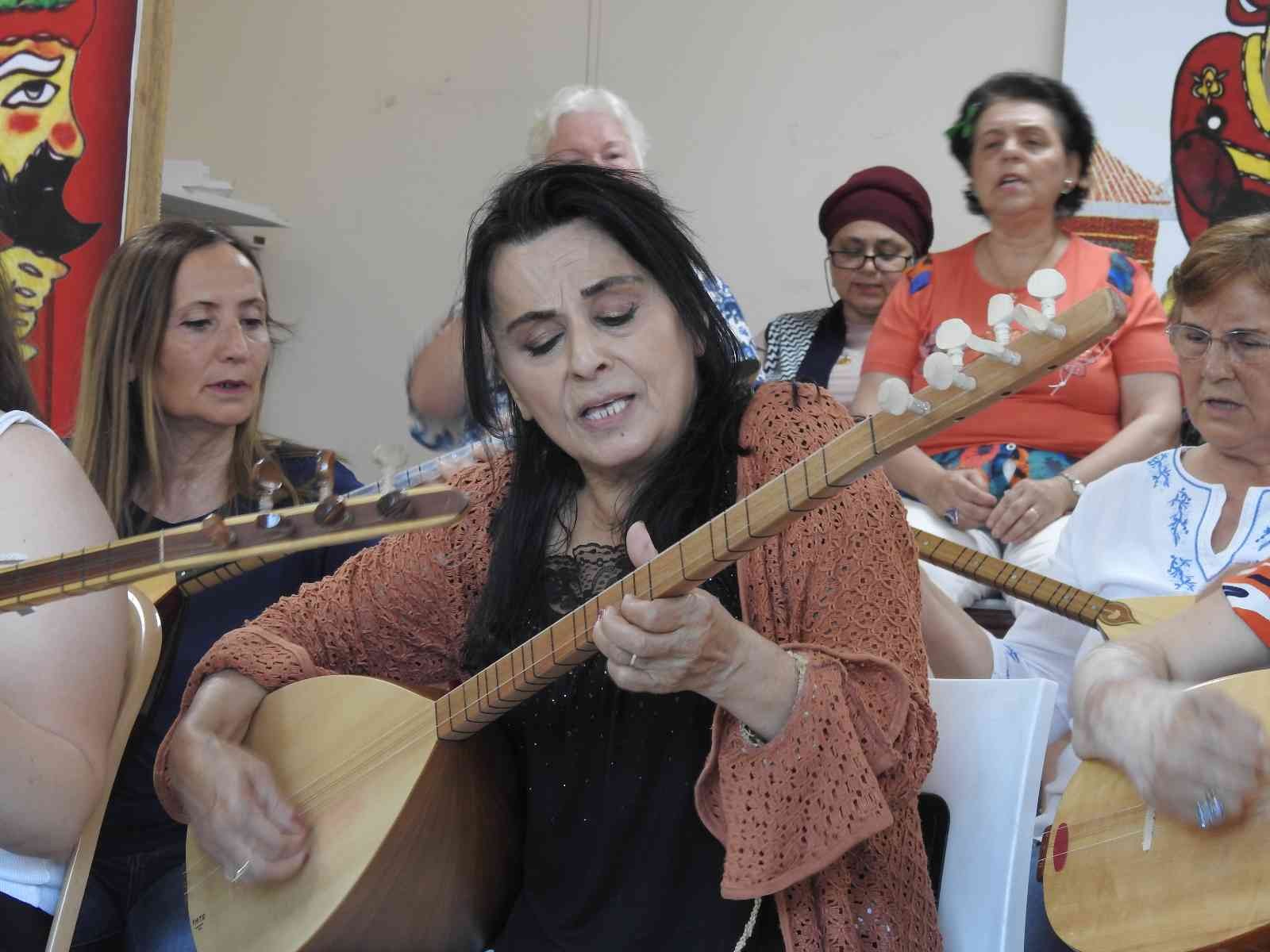 Edirne’de açılan bağlama kursu ile genciyle yaşlısıyla müziğin tutkusu kadınlar, burada hem sosyalleşme fırsatı buluyor hem de hayatlarına ...