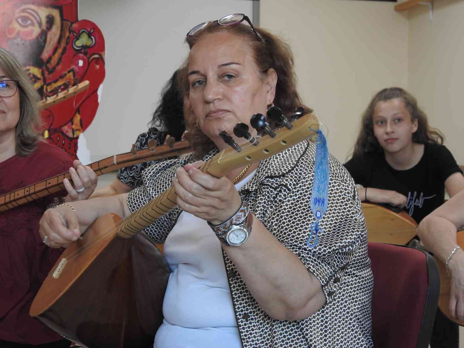 Edirne’de açılan bağlama kursu ile genciyle yaşlısıyla müziğin tutkusu kadınlar, burada hem sosyalleşme fırsatı buluyor hem de hayatlarına ...