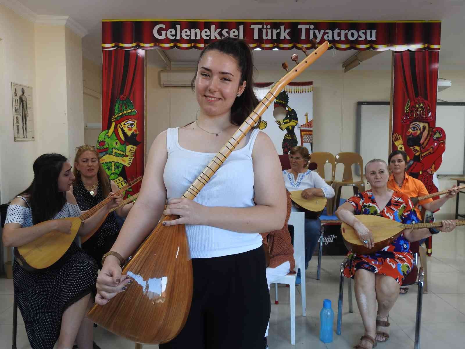 Edirne’de açılan bağlama kursu ile genciyle yaşlısıyla müziğin tutkusu kadınlar, burada hem sosyalleşme fırsatı buluyor hem de hayatlarına ...