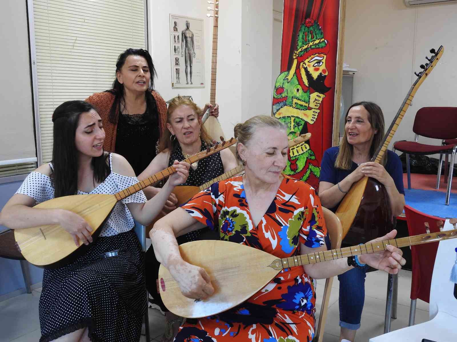 Edirne’de açılan bağlama kursu ile genciyle yaşlısıyla müziğin tutkusu kadınlar, burada hem sosyalleşme fırsatı buluyor hem de hayatlarına ...