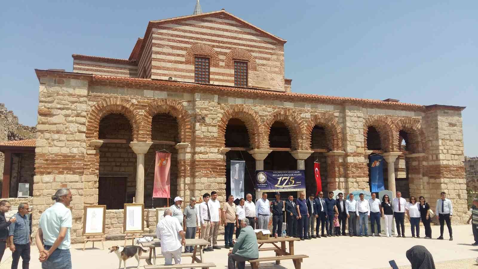 Edirne’nin Enez ilçesinde bulunan Küçük Ayasofya (Fatih) Camisi ile 65,30 metre uzunluğundaki ceylan derisi üzerine yazılmış 1463 tarihli ...