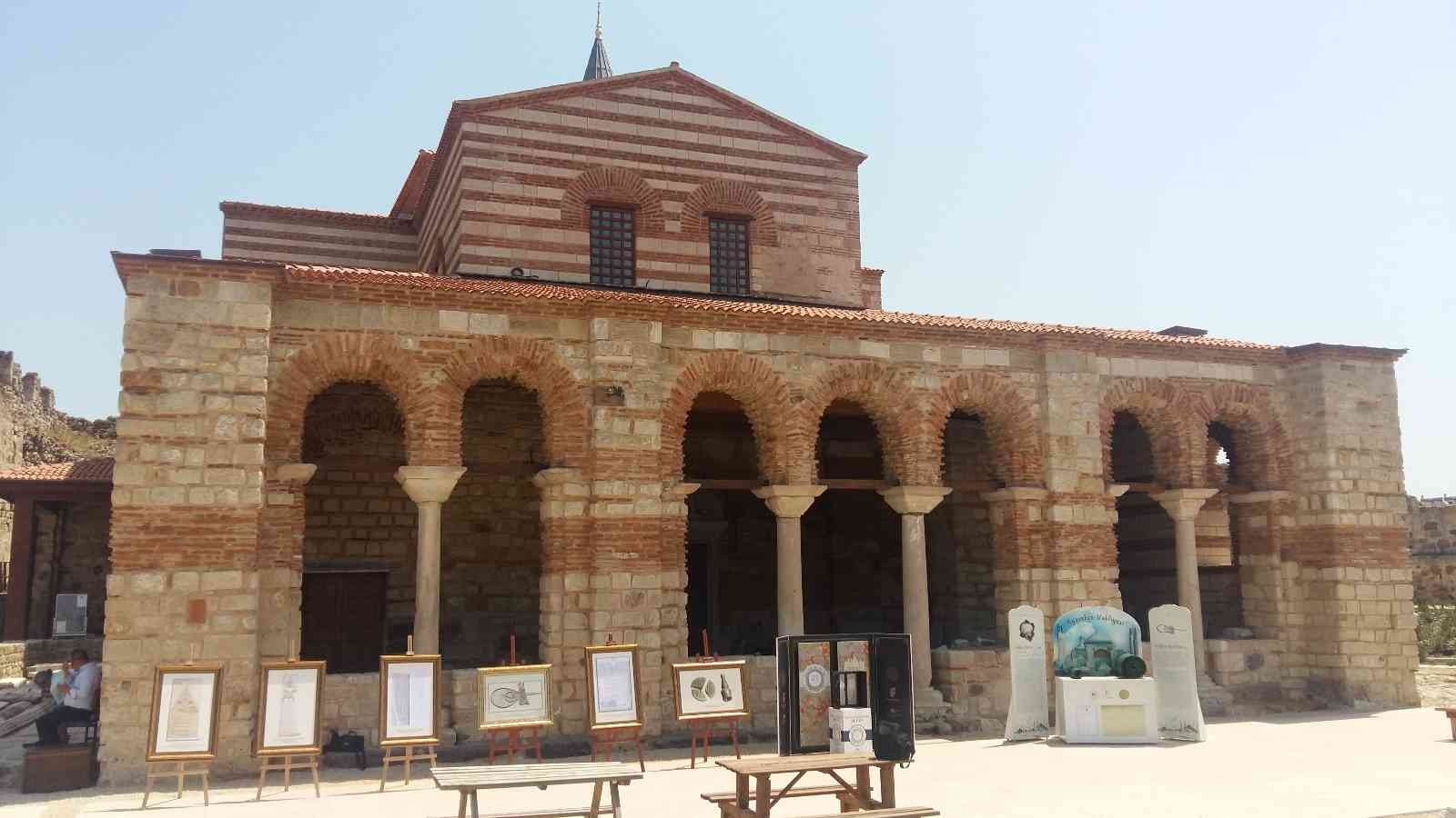 Edirne’nin Enez ilçesinde bulunan Küçük Ayasofya (Fatih) Camisi ile 65,30 metre uzunluğundaki ceylan derisi üzerine yazılmış 1463 tarihli ...