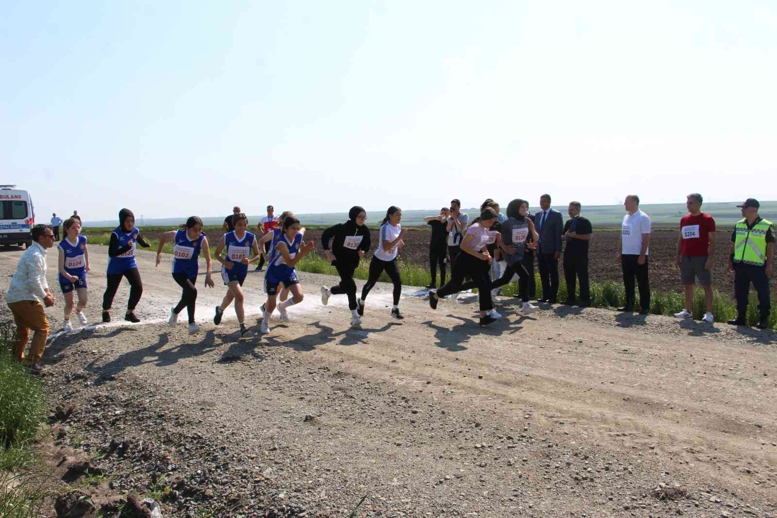 Tekirdağ’ın Ergene ilçesinde 19 Mayıs Atatürk’ü Anma Gençlik ve Spor Bayramı kros yarışması yapıldı. Ergene Kaymakamlığı bünyesinde gençler ve ...