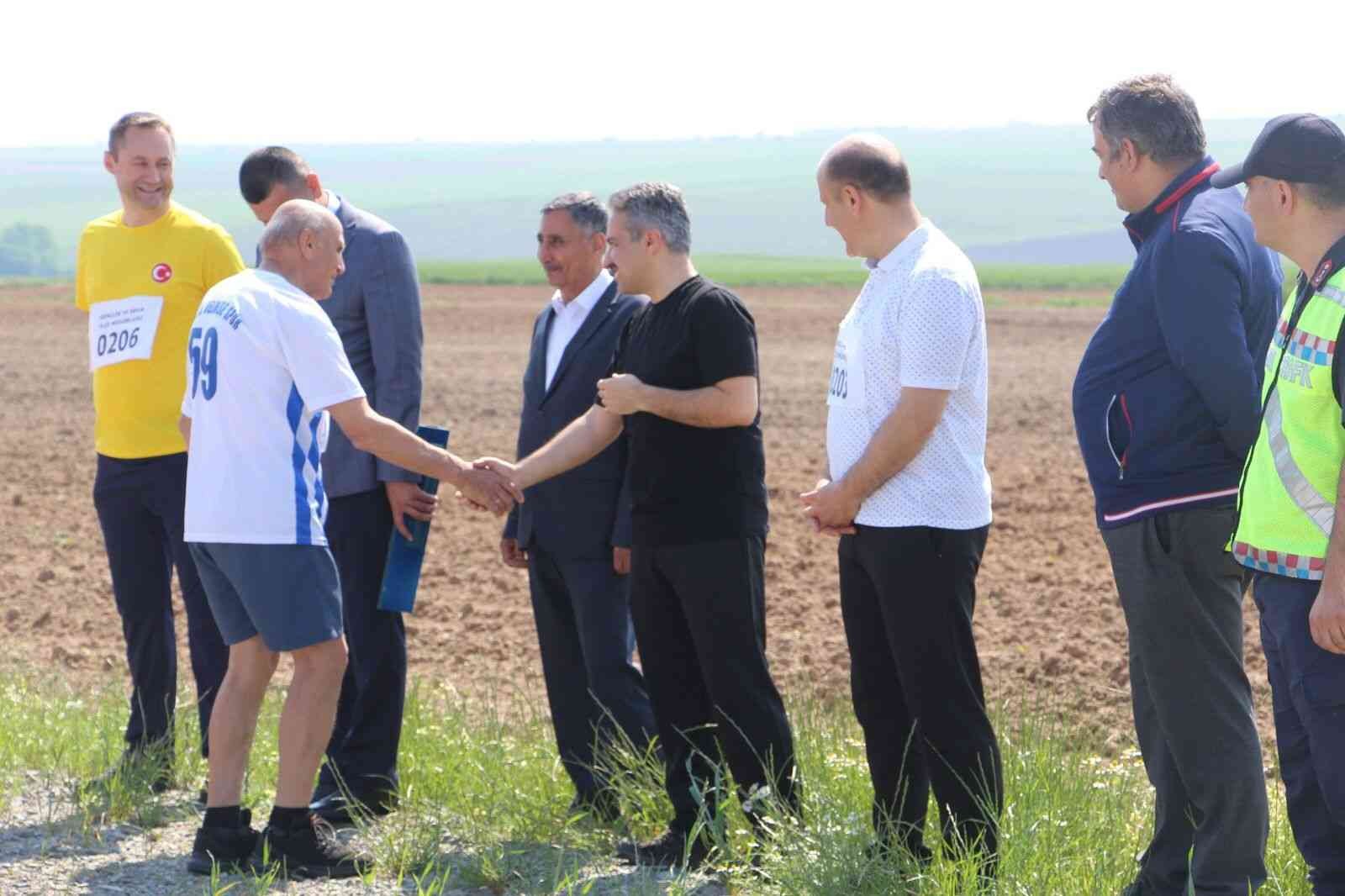 Tekirdağ’ın Ergene ilçesinde 19 Mayıs Atatürk’ü Anma Gençlik ve Spor Bayramı kros yarışması yapıldı. Ergene Kaymakamlığı bünyesinde gençler ve ...