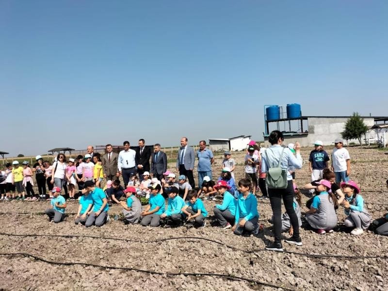 Tekirdağ’ın Ergene ilçesinde öğrenciler, ’Haydi Çocuklar Toprakla Buluşmaya’ etkinlikleri çerçevesinde Ulaş Mahallesi’nde bulunan hobi bahçesinde ...