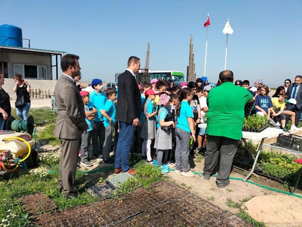 Tekirdağ’ın Ergene ilçesinde öğrenciler, ’Haydi Çocuklar Toprakla Buluşmaya’ etkinlikleri çerçevesinde Ulaş Mahallesi’nde bulunan hobi bahçesinde ...