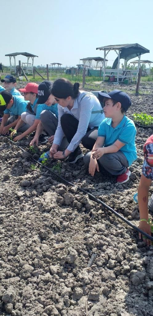 Tekirdağ’ın Ergene ilçesinde öğrenciler, ’Haydi Çocuklar Toprakla Buluşmaya’ etkinlikleri çerçevesinde Ulaş Mahallesi’nde bulunan hobi bahçesinde ...