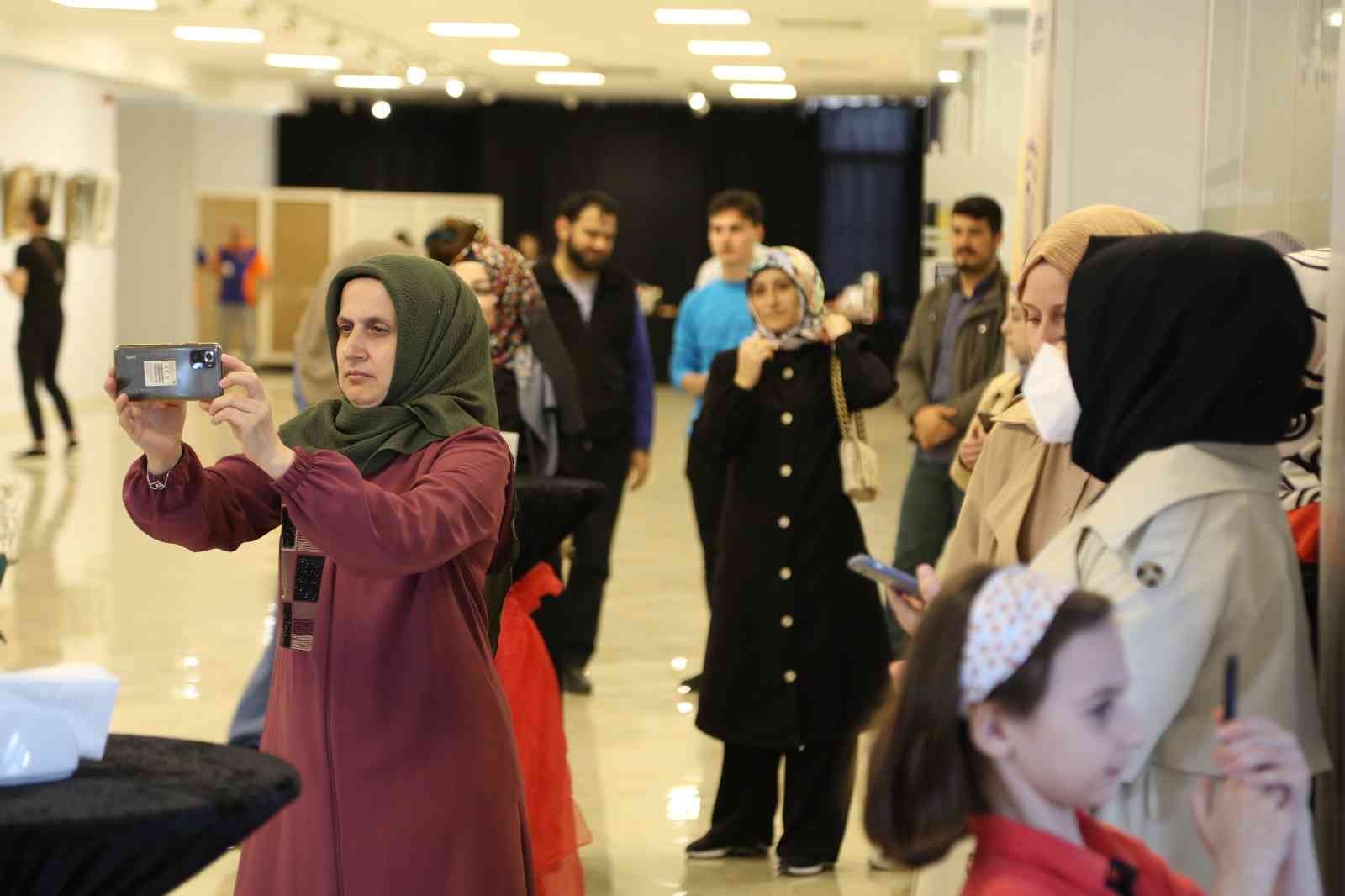 Esenler Belediyesi Sanat Evi (ESEV), “derinlik” temasıyla ziyaretçilerin beğenisine sunulan Kağıt Rölyef Sergisi’ne ev sahipliği yapıyor. Kağıt ...