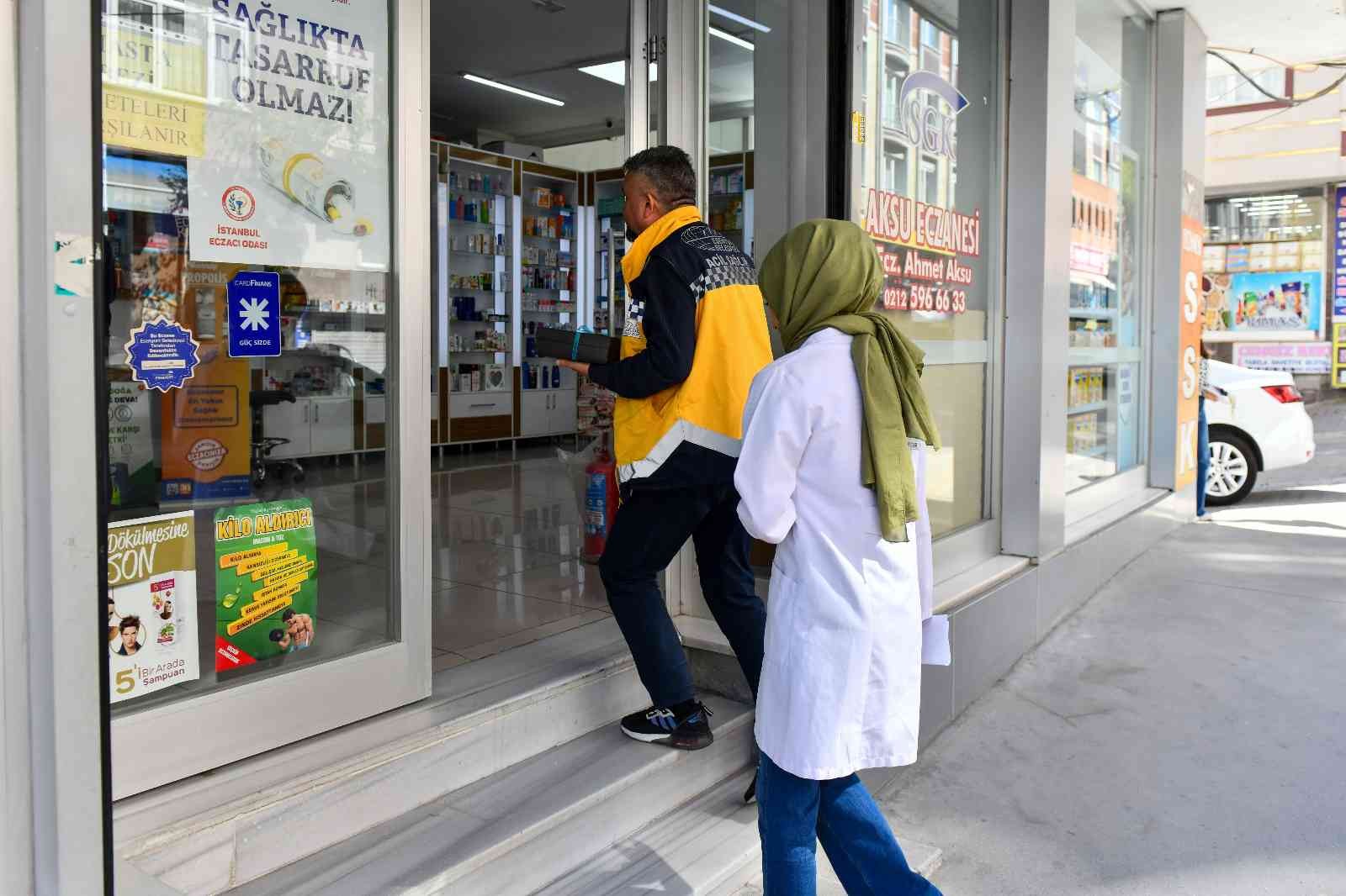 Esenyurt’ta görev yapan eczacıların 14 Mayıs Eczacılık Günü’nü kutlayan Esenyurt Belediyesi, eczacıları tek tek ziyaret ederek hediye paketi ...