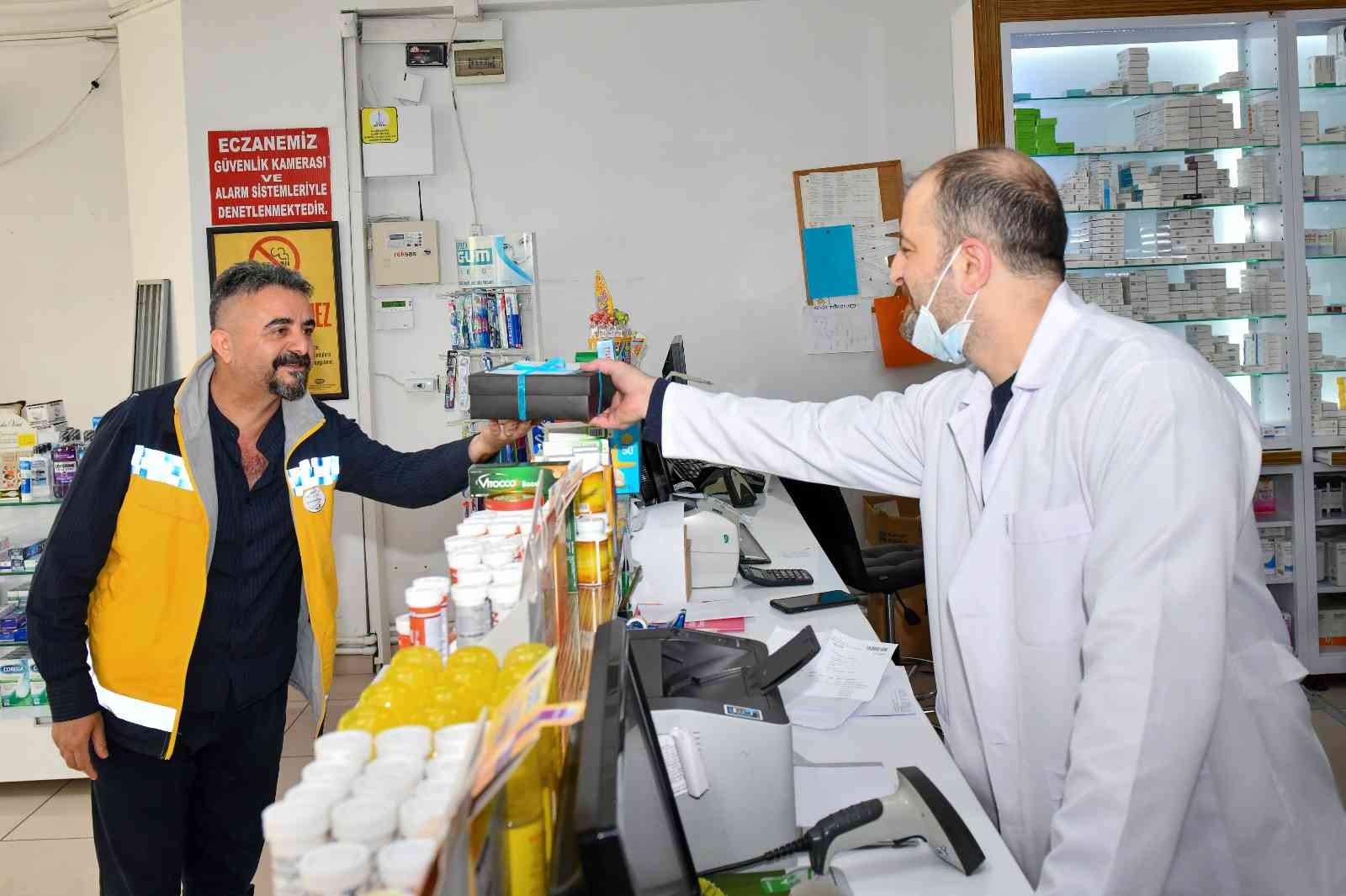 Esenyurt’ta görev yapan eczacıların 14 Mayıs Eczacılık Günü’nü kutlayan Esenyurt Belediyesi, eczacıları tek tek ziyaret ederek hediye paketi ...