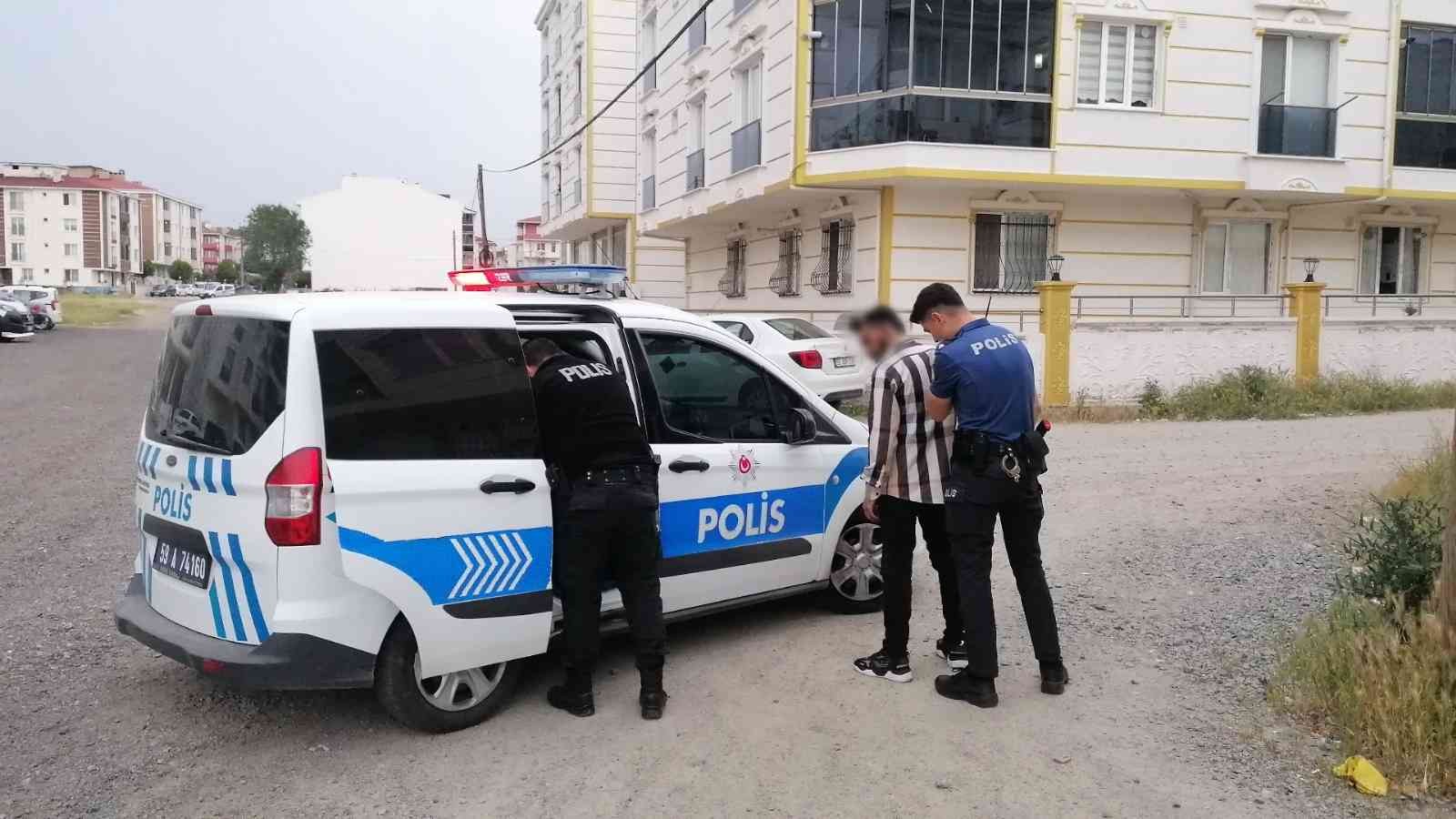 Tekirdağ’da ikamet ettiği babasına ait evi yaktığı iddia edilen şahıs, polis tarafından gözaltına alındı. Yaptığının suç olduğunu söyleyen polis ...