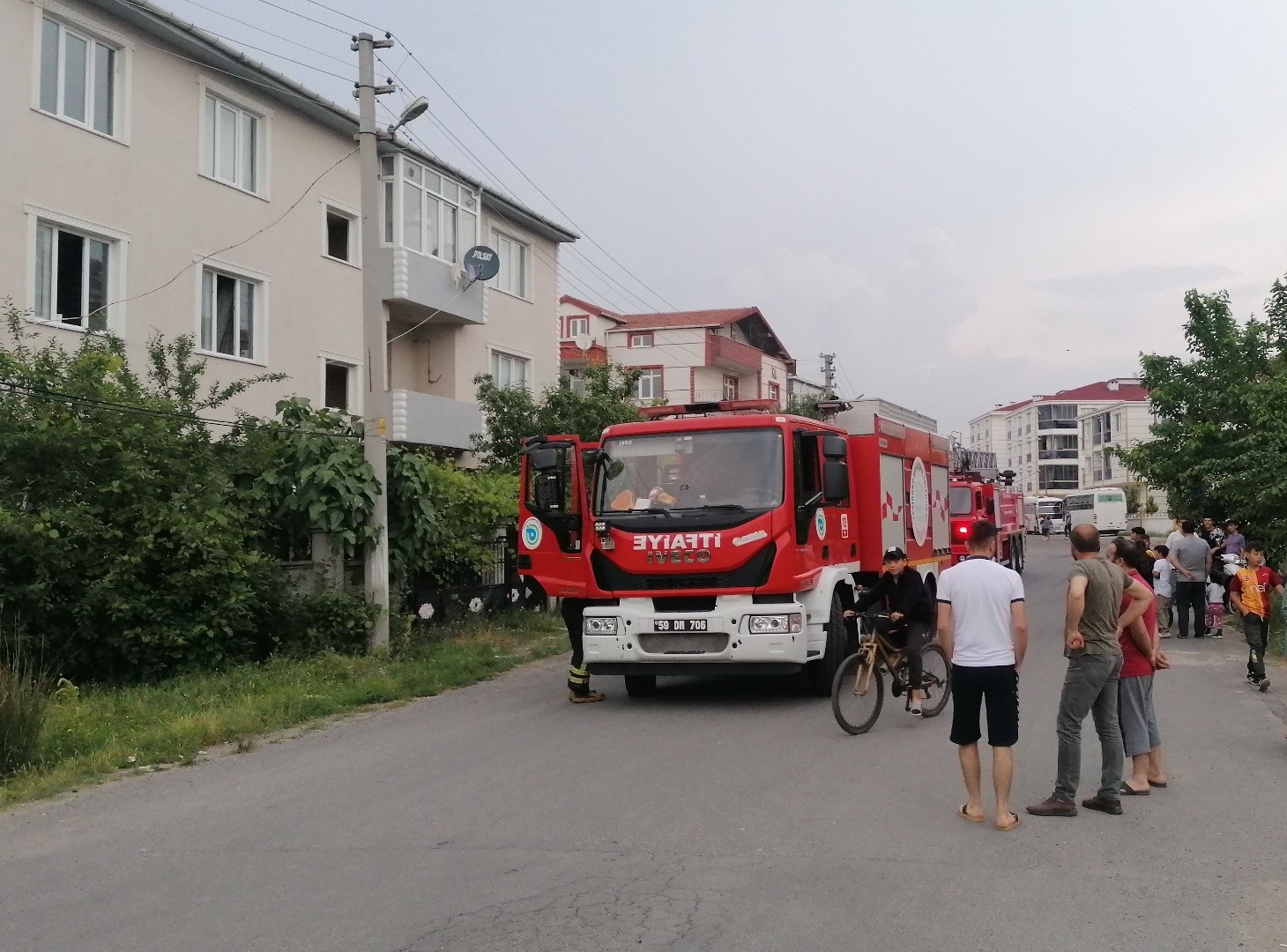 Tekirdağ’da ikamet ettiği babasına ait evi yaktığı iddia edilen şahıs, polis tarafından gözaltına alındı. Yaptığının suç olduğunu söyleyen polis ...