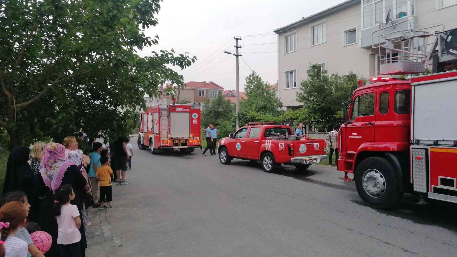 Tekirdağ’da ikamet ettiği babasına ait evi yaktığı iddia edilen şahıs, polis tarafından gözaltına alındı. Yaptığının suç olduğunu söyleyen polis ...