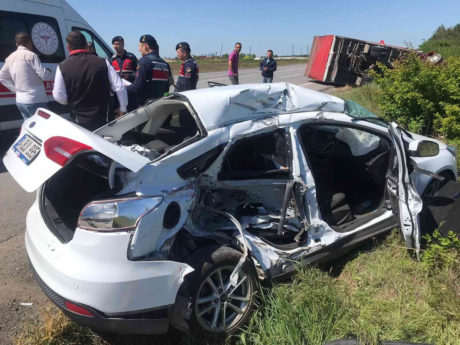 Tekirdağ’ın Muratlı ilçesiyle Kırklareli’nin Lüleburgaz ilçesi Büyükkarıştıran beldesi arasında otomobil ile kamyonun çarpışması sonucu meydana ...