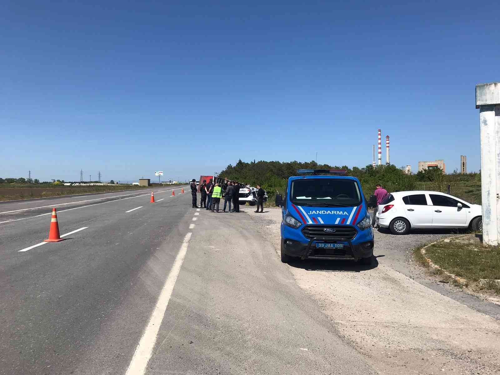 Tekirdağ’ın Muratlı ilçesiyle Kırklareli’nin Lüleburgaz ilçesi Büyükkarıştıran beldesi arasında otomobil ile kamyonun çarpışması sonucu meydana ...