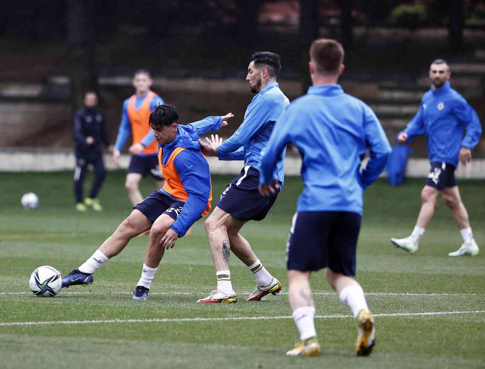 Fenerbahçe, Spor Toto Süper Lig’in son haftasında cumartesi günü deplasmanda Yeni Malatyaspor ile oynayacağı maçın hazırlıklarını bugün yaptığı ...