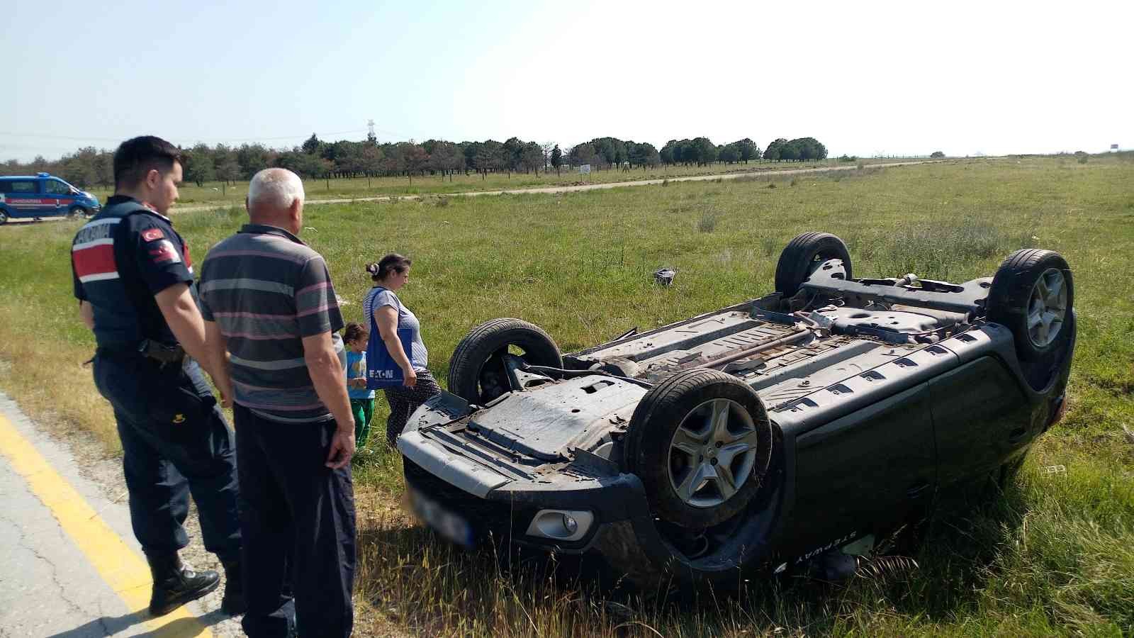 Tekirdağ’da fren yerine gaza bastığı iddia edilen sürücünün kullandığı otomobil yoldan çıkarak takla attı. Emniyet kemeri sayesinde 2’si çocuk 4 ...