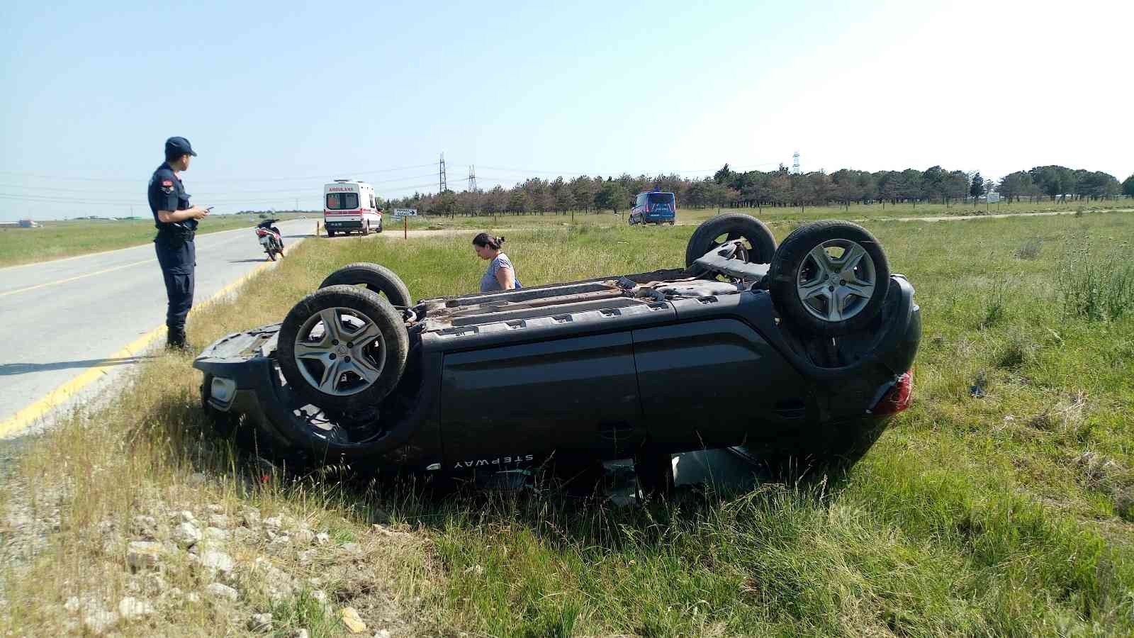 Tekirdağ’da fren yerine gaza bastığı iddia edilen sürücünün kullandığı otomobil yoldan çıkarak takla attı. Emniyet kemeri sayesinde 2’si çocuk 4 ...