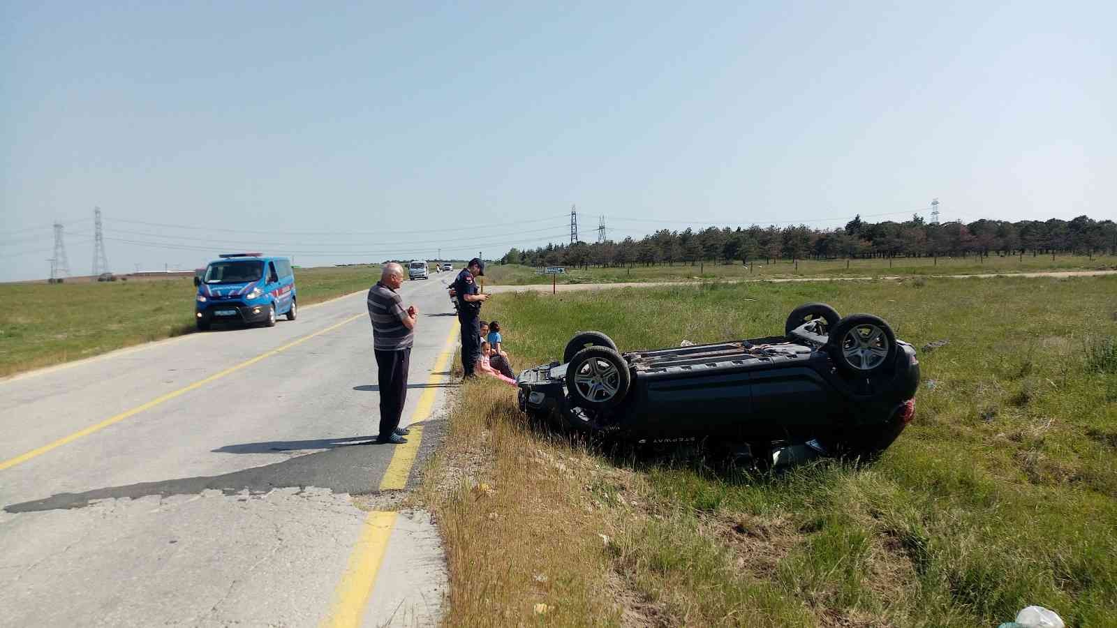 Tekirdağ’da fren yerine gaza bastığı iddia edilen sürücünün kullandığı otomobil yoldan çıkarak takla attı. Emniyet kemeri sayesinde 2’si çocuk 4 ...