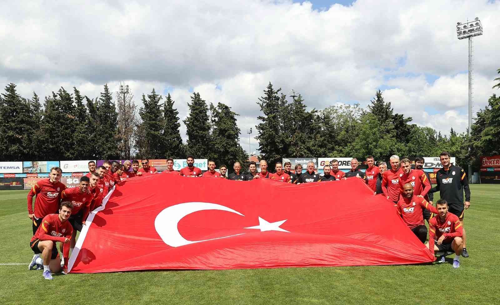 Galatasaray, Spor Toto Süper Lig’in 38. ve son haftasında deplasmanda Antalyaspor ile oynayacağı maçın hazırlıklarını yaptığı antrenmanla ...