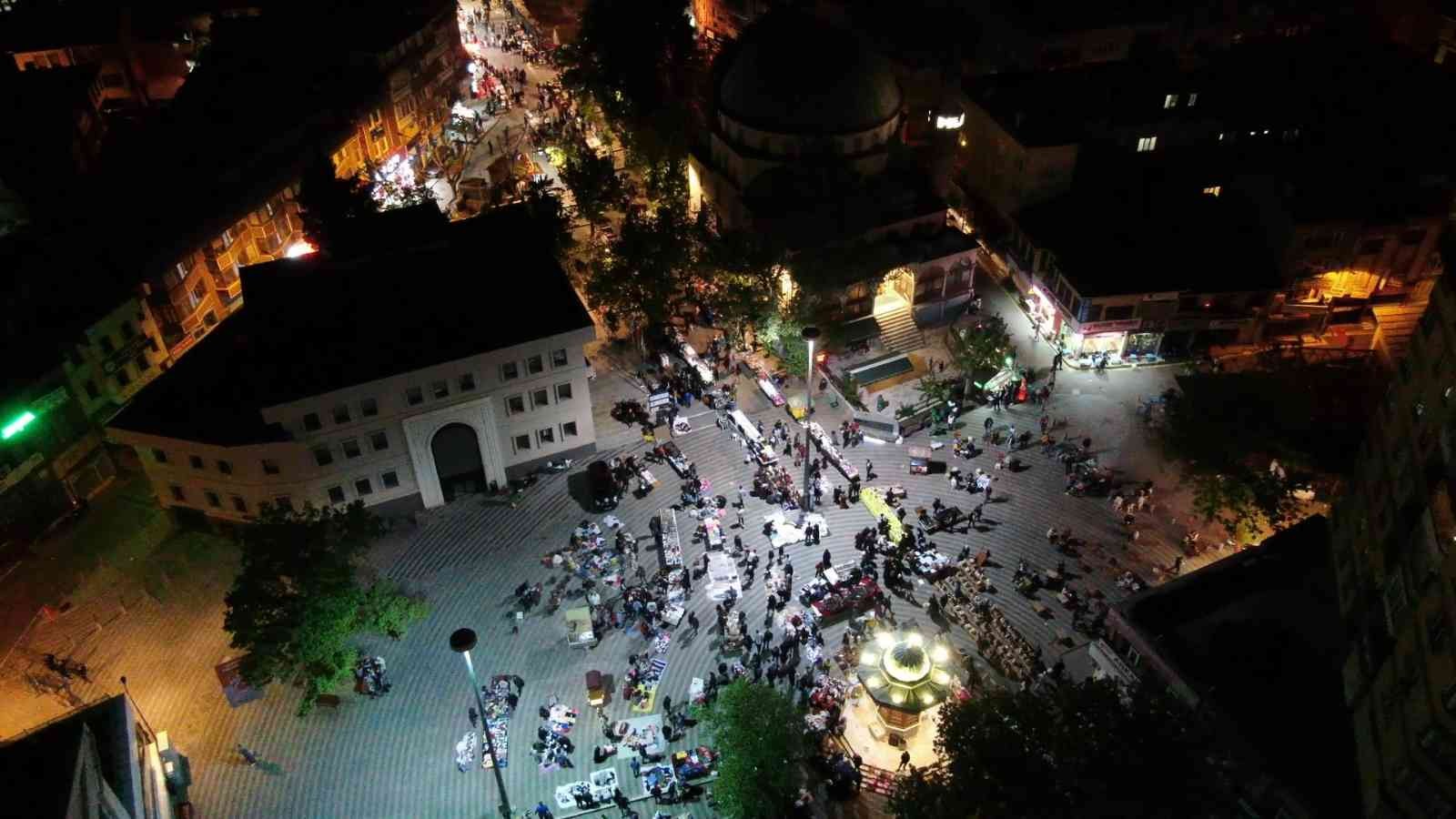 Bursa’da vatandaşlar gece saatlerinde bayram alışverişi yapmak için çarşıya akın etti. Gece saatlerinde yaşanan insan yoğunluğu ise dron ile ...