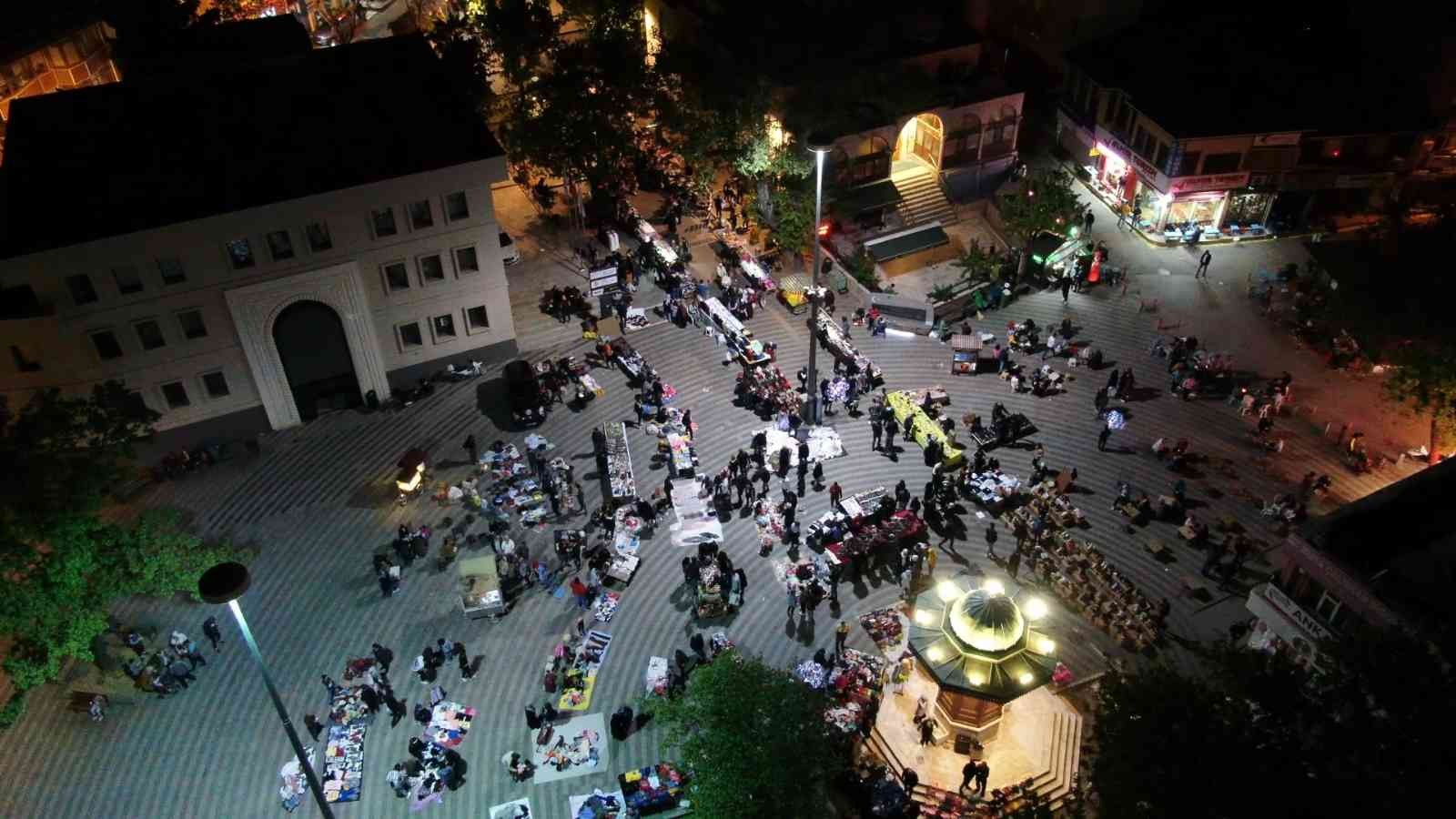 Bursa’da vatandaşlar gece saatlerinde bayram alışverişi yapmak için çarşıya akın etti. Gece saatlerinde yaşanan insan yoğunluğu ise dron ile ...