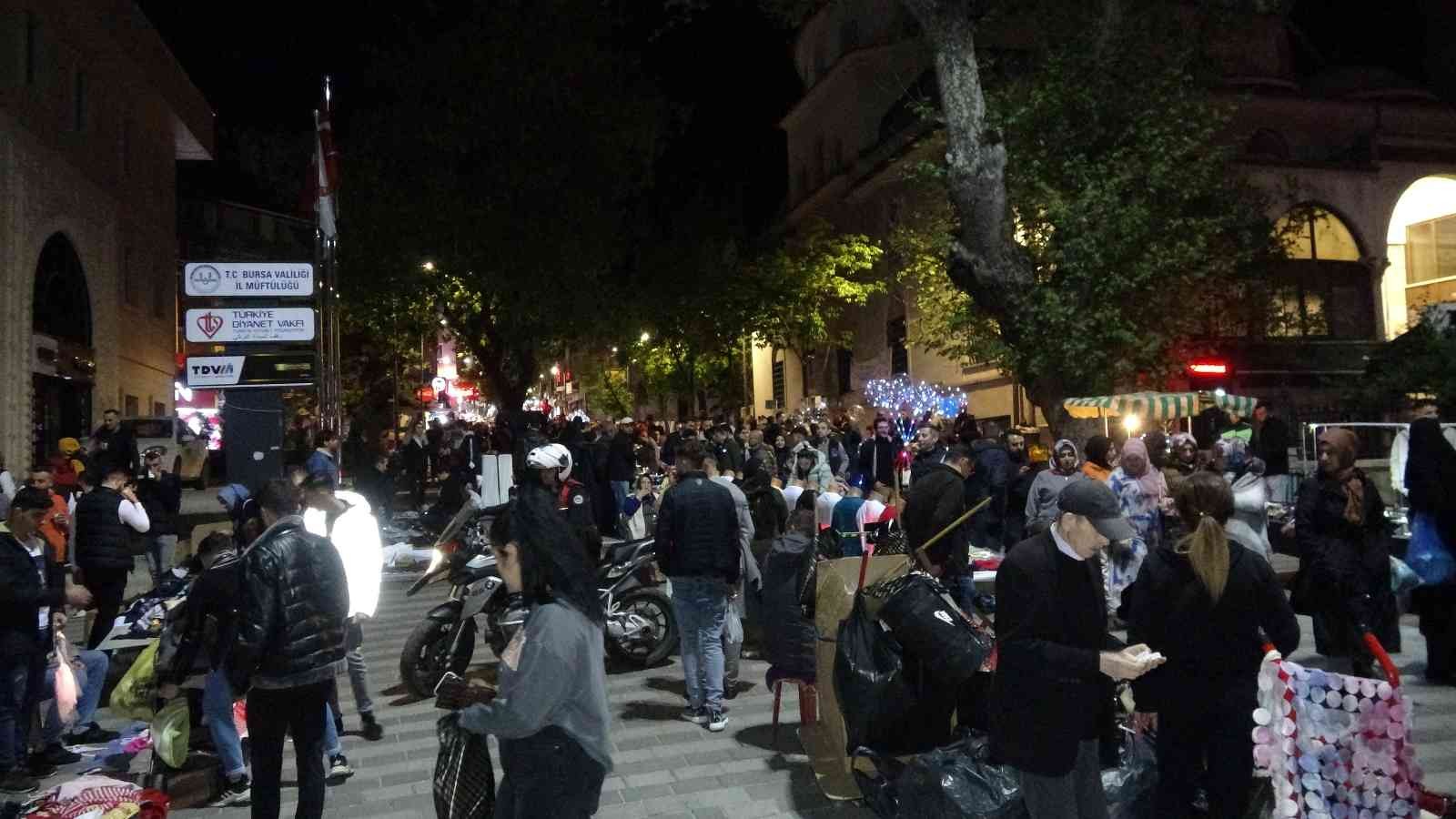 Bursa’da vatandaşlar gece saatlerinde bayram alışverişi yapmak için çarşıya akın etti. Gece saatlerinde yaşanan insan yoğunluğu ise dron ile ...