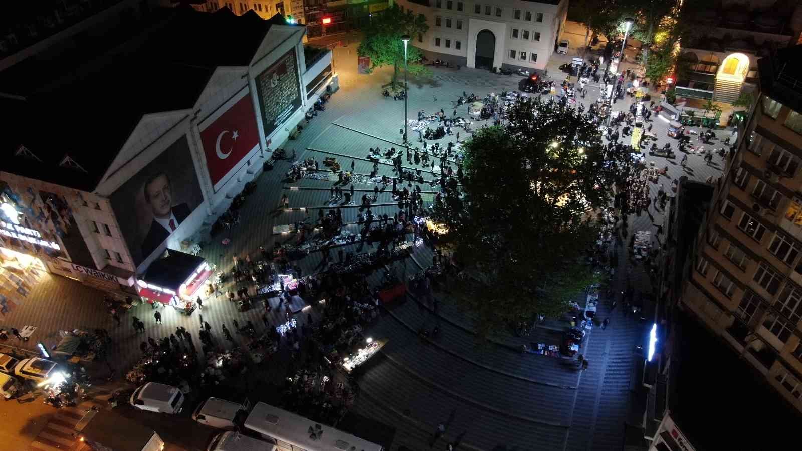 Bursa’da vatandaşlar gece saatlerinde bayram alışverişi yapmak için çarşıya akın etti. Gece saatlerinde yaşanan insan yoğunluğu ise dron ile ...